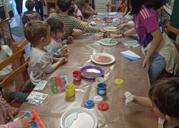 Varios niños preparan sus trabajos en la biblioteca pública de Fuentepelayo.