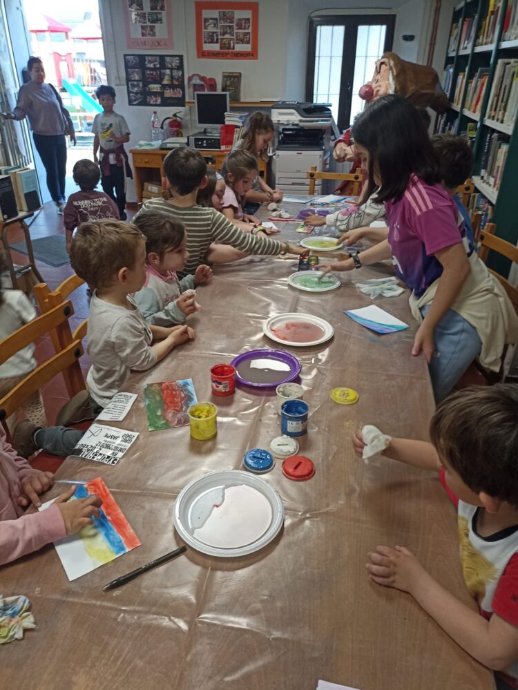 30 niños de Fuentepelayo participan en una actividad de difusión poética por el vecindario 1 Varios niños preparan sus trabajos en la biblioteca pública de Fuentepelayo.