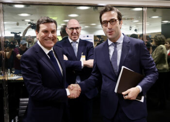 Carlos Fernández Carriedo saluda al Ministro de Economía al comienzo del Consejo Interterritorial de Internacionalización. / Juan Lázaro