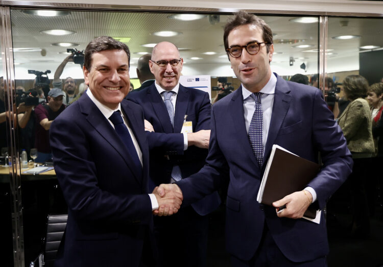 Carlos Fernández Carriedo saluda al Ministro de Economía al comienzo del Consejo Interterritorial de Internacionalización. / Juan Lázaro