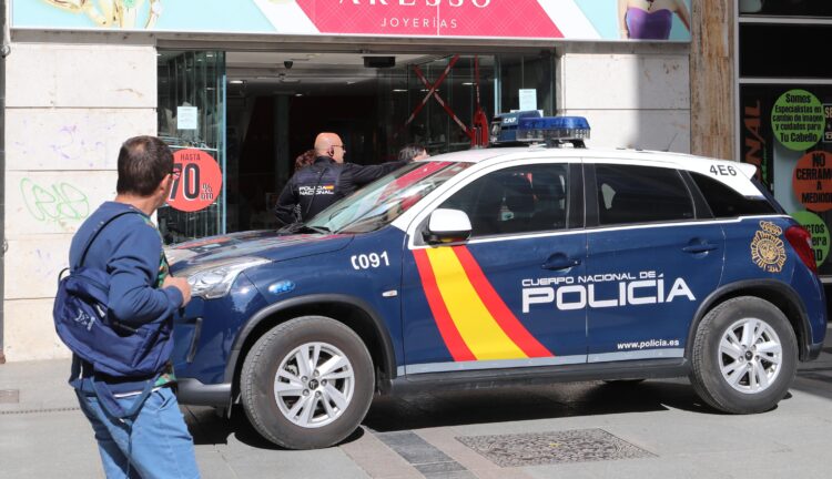 Detenidos en Madrid seis miembros de una banda que cometió robos en Segovia, Ávila, Soria y León 1 Los ladrones usaban coches de alta gama robados y bien forzaban los accesos, bien "alunizaban" los escaparates.