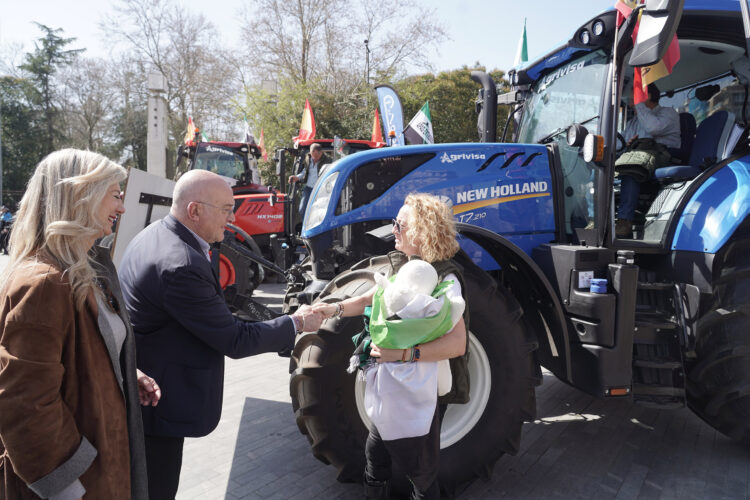 Valladolid apoya a los tractores extremeños, que hacen parada en la ciudad de camino a Bruselas 1 El alcalde de Valladolid recibe a los agricultores. / Rubén Cacho