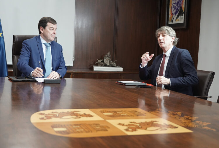 PP y PSOE acercan posiciones en contra de la violencia de género 1 El Presidente de la Junta recibe al Secretario general del PSOE CyL. / Rubén Cacho