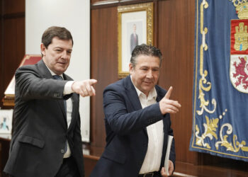 El Presidente de la Junta y el portavoz de UPL, Luis Mariano Santos. / Rubén Cacho