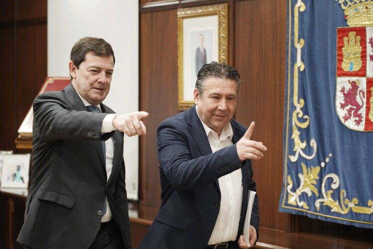 El Presidente de la Junta y el portavoz de UPL, Luis Mariano Santos. / Rubén Cacho