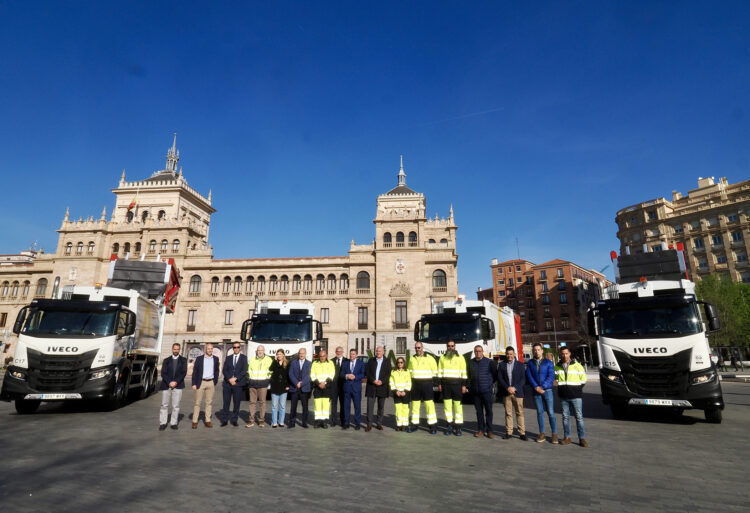 Incorporación de cuatro camiones, financiados al 87 por ciento con el Fondo de Cooperación, al Servicio de Limpieza de Valladolid. / R. Valtero