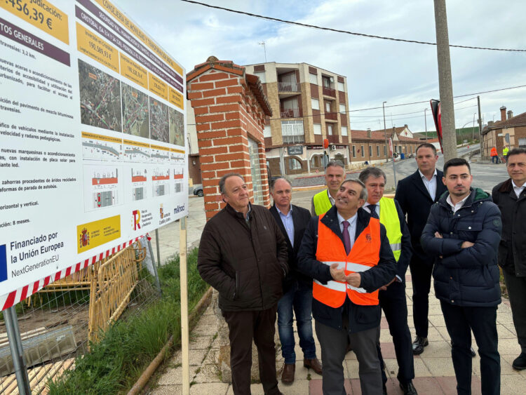 Comienzan las obras de humanización de travesías de Castilla y León 1 El Consejero de Movilidad visita el inicio de las obras en Macotera (Salamanca). / JCYL