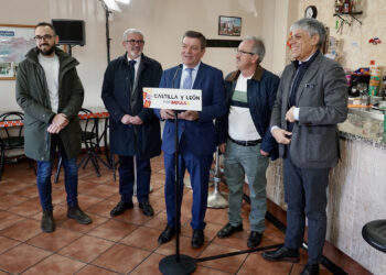 Luis Miguel González visita en Antimio de Abajo (León) un local beneficiario en la anterior convocatoria. / Campillo