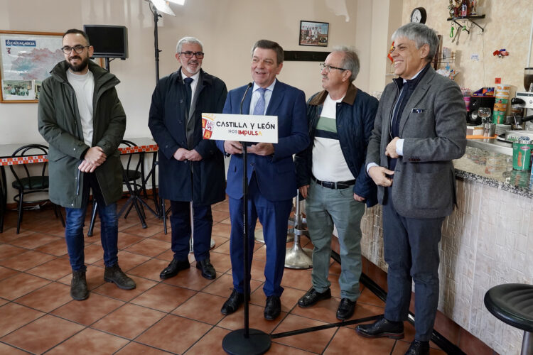 La Junta eleva a 3,5 millones de euros las ayudas para el mantenimiento de bares 1 Luis Miguel González visita en Antimio de Abajo (León) un local beneficiario en la anterior convocatoria. / Campillo