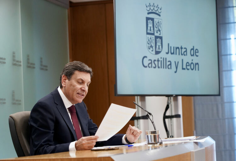 Fernández Carriedo informa sobre el texto en rueda de prensa. / Leticia Pérez