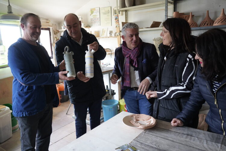 Talleres y demostraciones por el XXV aniversario de 'Las Caravas' en Cabañas de Polendos 1 El Centro de Artesanía de ‘Las Caravas’ de Cabañas de Polendos celebra su XXV aniversario / DIPUTACIÓN