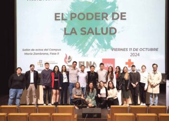 Estudiantes de la asociación en una actividad celebrada en el Salón de Actos junto al Vicerrector del Campus y la Vicedecana de Extensión Universitaria y Ejecución de Programas de la Facultad de Enfermería.  / UVa