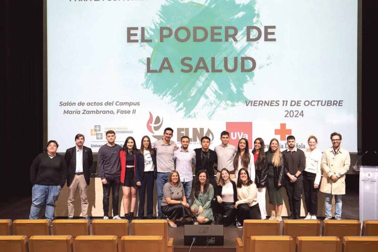 Estudiantes de la asociación en una actividad celebrada en el Salón de Actos junto al Vicerrector del Campus y la Vicedecana de Extensión Universitaria y Ejecución de Programas de la Facultad de Enfermería.  / UVa