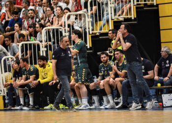 Álvaro Senovilla se gira hacia el banquillo mientras Carlos Villagrán da instrucciones./ AMADOR MARUGÁN