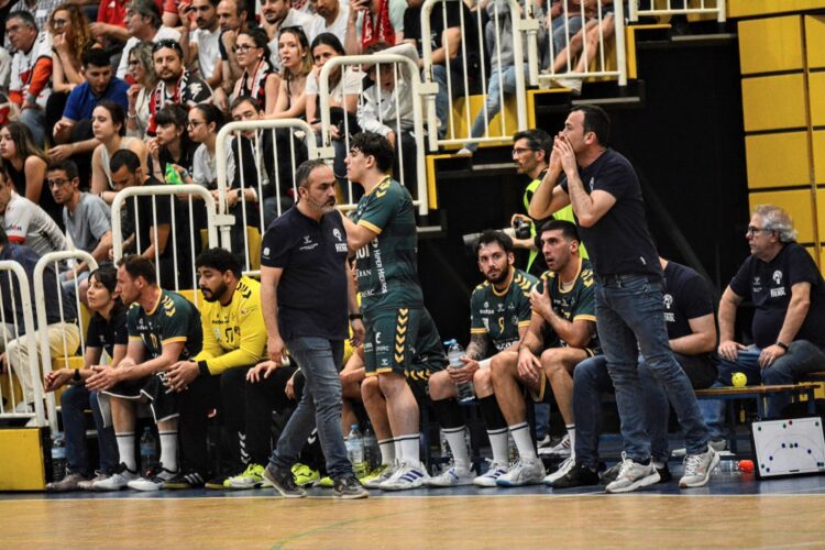 Álvaro Senovilla se gira hacia el banquillo mientras Carlos Villagrán da instrucciones./ AMADOR MARUGÁN