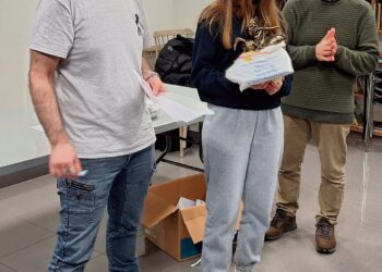 Sara Gil posa con su trofeo de campeona.