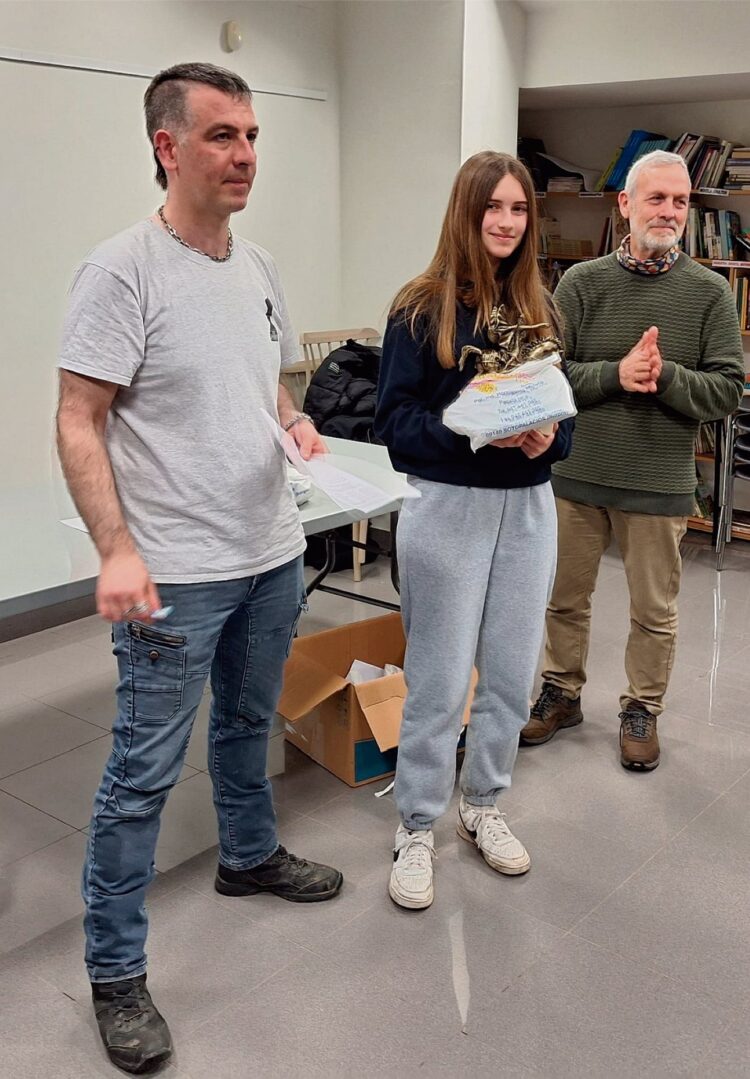 Sara Gil posa con su trofeo de campeona.