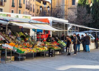 Clientes comprando fruta/HÉCTOR CRIADO