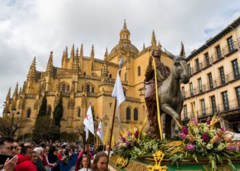 Procesión de ‘La Borriquilla’ a su salida de la Catedral./HECTOR CRIADO