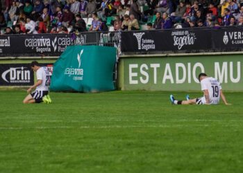 Tellechea y Farrell se lamentan en el césped tras la derrota de la Segoviana ante el Celta Fortuna./HÉCTOR CRIADO
