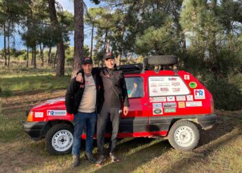 Honorio Muñoz (i) junto a Jesús Abad delante del Seat Panda con el que participarán en la Maroc Challenge atravesando el desierto marroquí de Mezuga./ E.A.