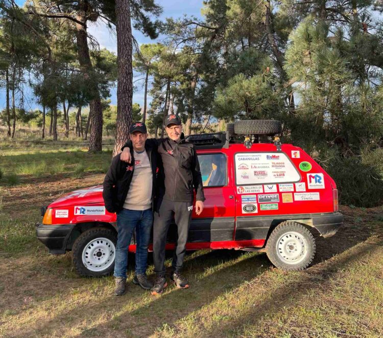 2.000 kilómetros de aventura por delante 1 Honorio Muñoz (i) junto a Jesús Abad delante del Seat Panda con el que participarán en la Maroc Challenge atravesando el desierto marroquí de Mezuga./ E.A.