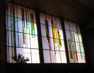 Interior de la nave de la iglesia de la Resurrección del Señor. Detalle de las vidrieras.