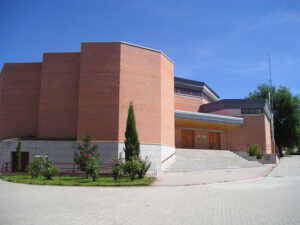 Exterior de la parroquia de la Resurrección del Señor. Fachada principal y torre.
