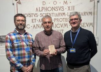 Néstor Prades, Álvaro Pinela y Fernando Sáez, muestran el ejemplar junto a la placa de mármol con la que el Rey, Alfonso XII, inauguró el museo en 1875 / ÁLVARO PINELA