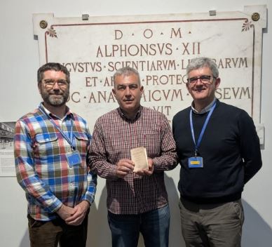 Néstor Prades, Álvaro Pinela y Fernando Sáez, muestran el ejemplar junto a la placa de mármol con la que el Rey, Alfonso XII, inauguró el museo en 1875 / ÁLVARO PINELA