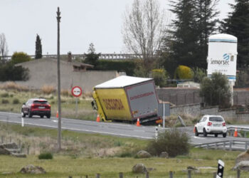Salida del camión en la N-110, entre El Sotillo y Tizneros. / EL ADELANTADO