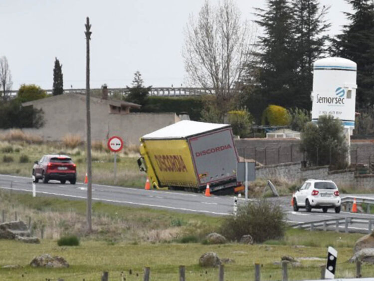 Un camión se sale de la N-110, entre El Sotillo y Tizneros 1 Salida del camión en la N-110, entre El Sotillo y Tizneros. / EL ADELANTADO
