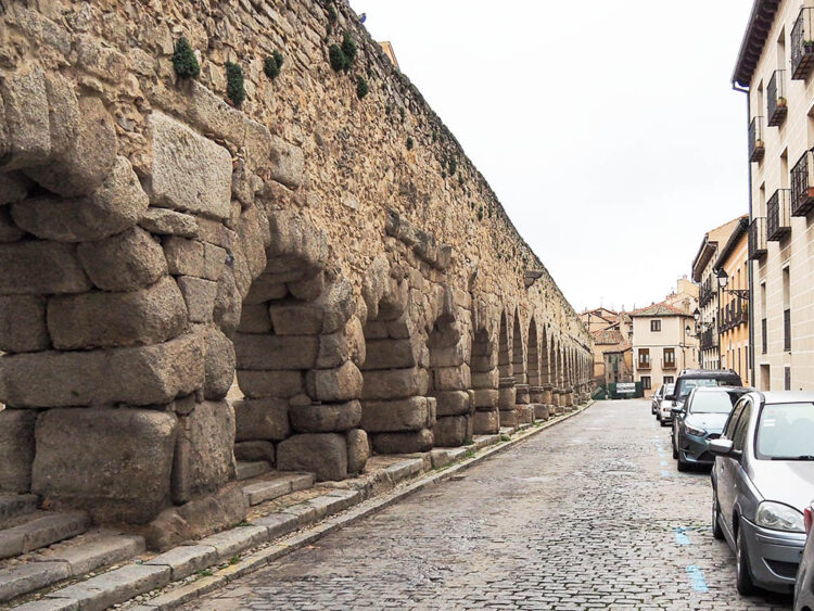 Denunciado un turista por subirse al Acueducto de Segovia 1 Parte baja del Acueducto de Segovia. / HÉCTOR CRIADO