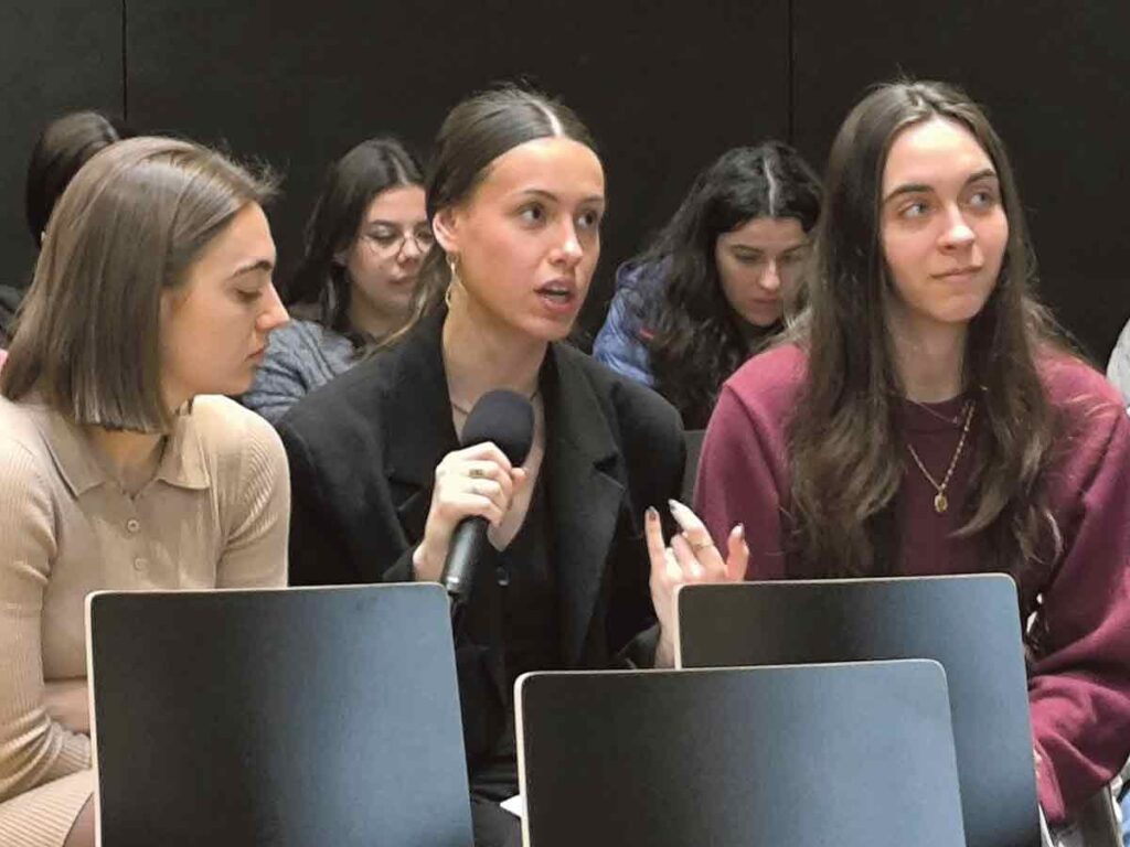 El Grado de Turismo Campus de Segovia de la UVa celebra la II Jornada de Accesibilidad en el Sector Turístico 2 Alumnas de Turismo que participaron en la jornada web