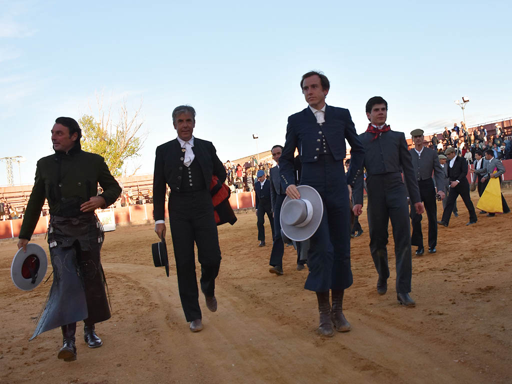 La torería de Jarocho y el variado concepto de Jorge Oliva sobresalen en el festival de Mozoncillo 8 Andy Cartagena, Emilio de Frutos, Román y Jorge Oliva. / A.M