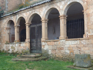 Atrio de la iglesia de San Nicolás de Bari de Fresno de Cantespino.