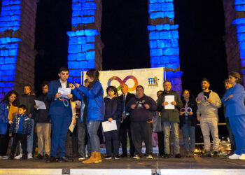 Lectura del manifiesto y actos por el Día del Autismo en el Acueducto de Segovia. / HÉCTOR CRIADO