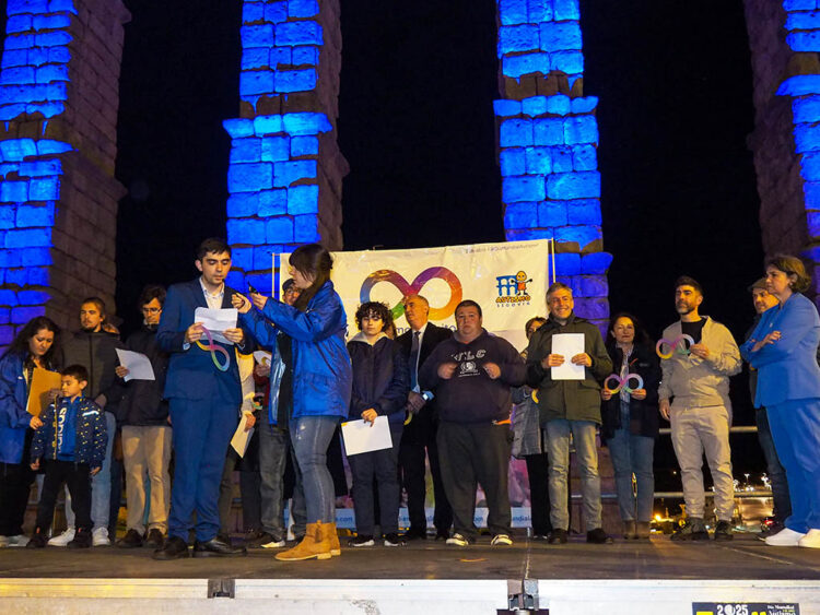 Lectura del manifiesto y actos por el Día del Autismo en el Acueducto de Segovia. / HÉCTOR CRIADO