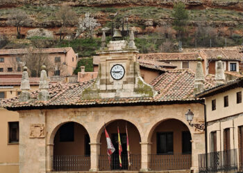 Ayuntamiento y Cristo de Ayllón.