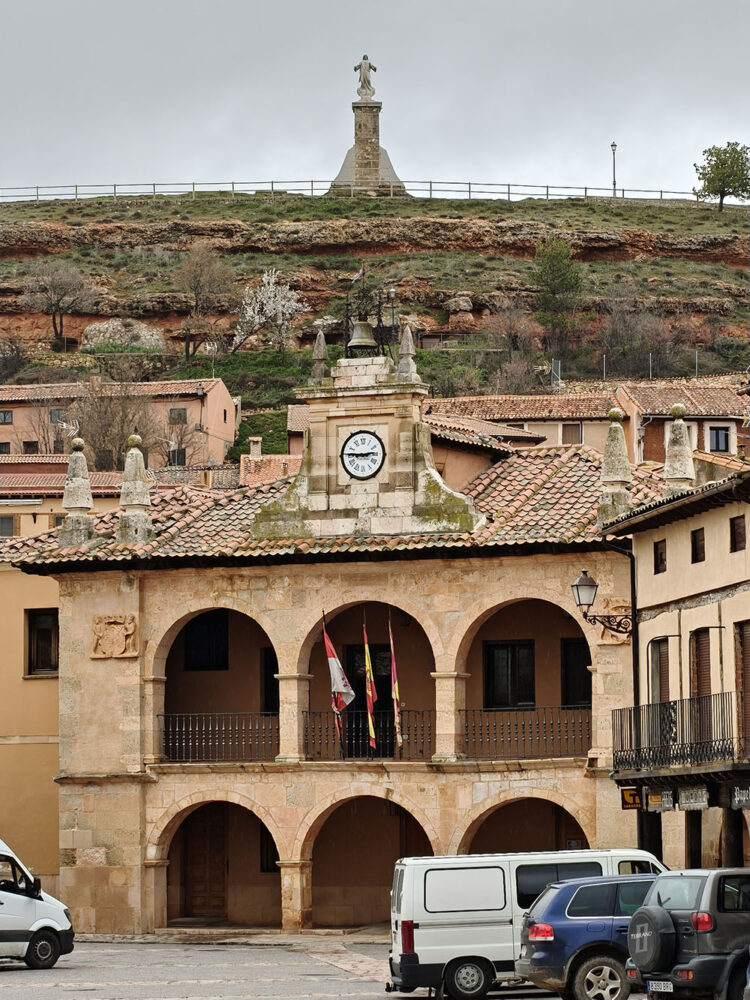 Ayuntamiento y Cristo de Ayllón.