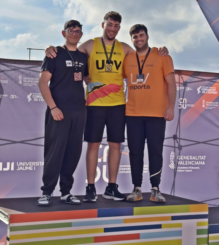 Jaime Manrique en lo más alto del podio durante la cita en Valencia./CAS