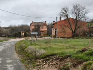 Carretera de entrada a Cincovillas.