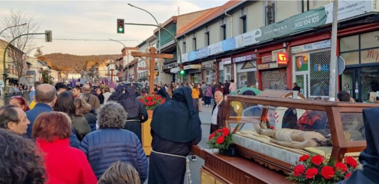 Procesión a su paso por la Travesía un año anterior./AYUNTAMIENTO DE EL ESPINAR
