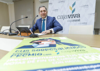 El director general de Caja Viva Caja Rural de Segovia, José María Chaparro, presenta el programa ‘Tus Sobresalientes tienen premio’. / NACHO VALVERDE - ICAL