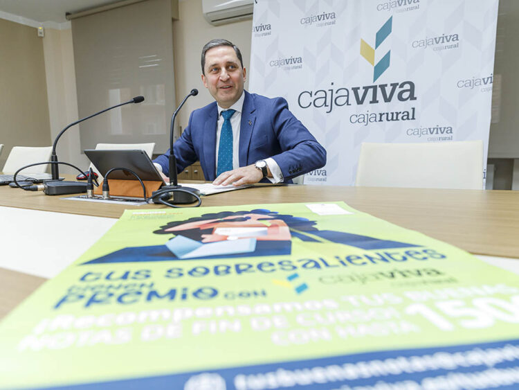 Cajaviva Caja Rural destina 75.000 euros para fomentar el esfuerzo académico en Bachillerato y FP 1 El director general de Caja Viva Caja Rural de Segovia, José María Chaparro, presenta el programa ‘Tus Sobresalientes tienen premio’. / NACHO VALVERDE - ICAL