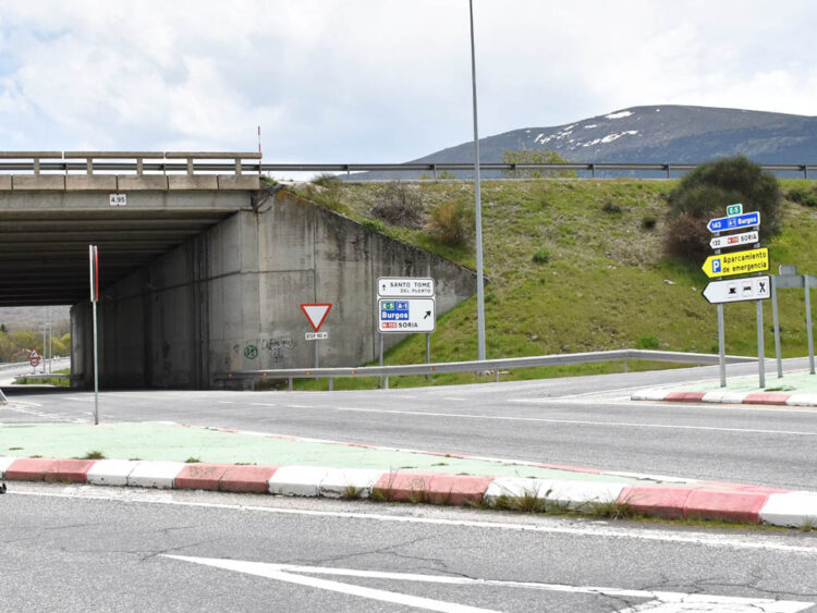 Intersección de la A-1 con la N-110, en Santo Tomé del Puerto. / A.M.