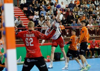 Isaías Guardiola prueba suerte ante Leo Tercariol.