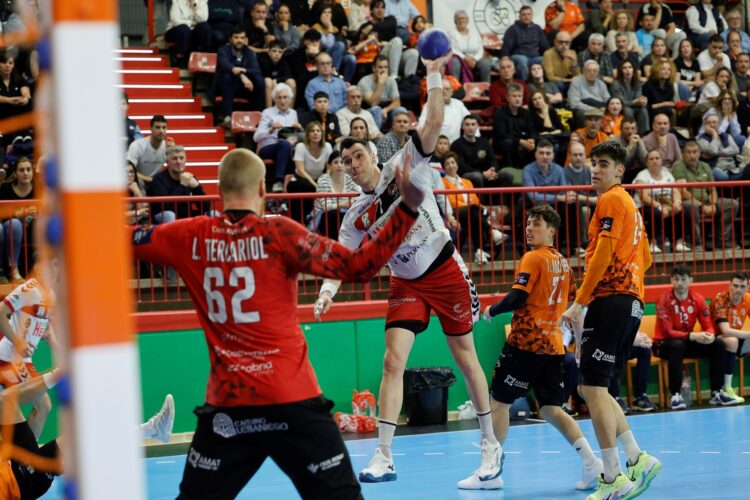 Viveros Herol se topa contra un muro en Torrelavega 1 Isaías Guardiola prueba suerte ante Leo Tercariol.