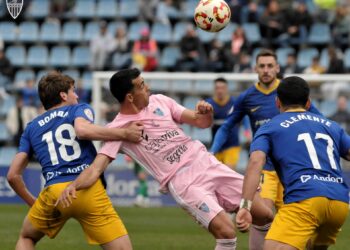 Diego Gómez pugna por un balón con varios jugadores del Andorra (FOTO: JUAN MARTÍN-G.SEGOVIANA)