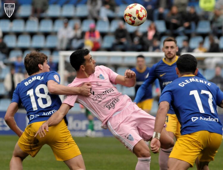 Diego Gómez pugna por un balón con varios jugadores del Andorra (FOTO: JUAN MARTÍN-G.SEGOVIANA)